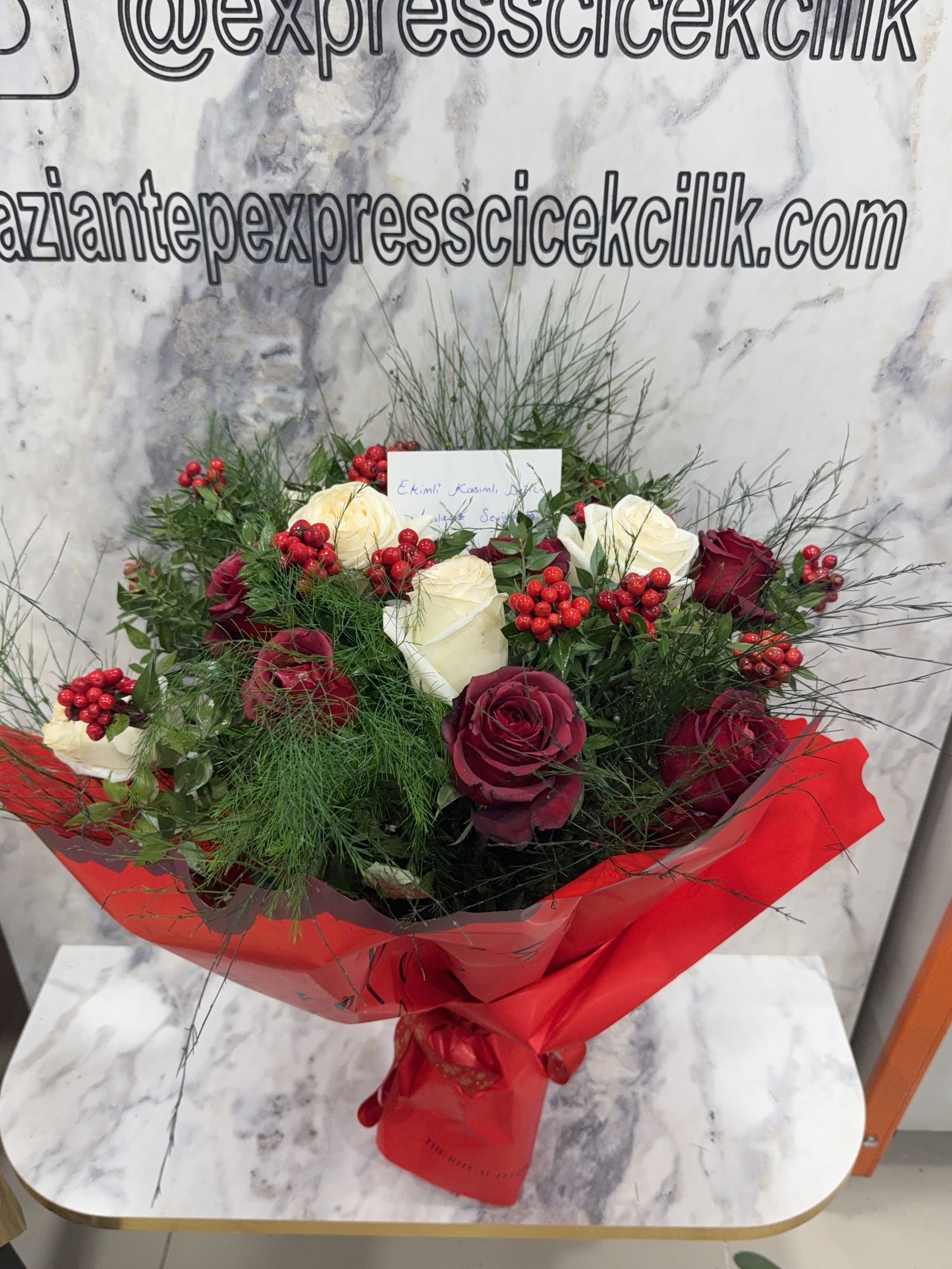 Express Çiçek ve çikolata