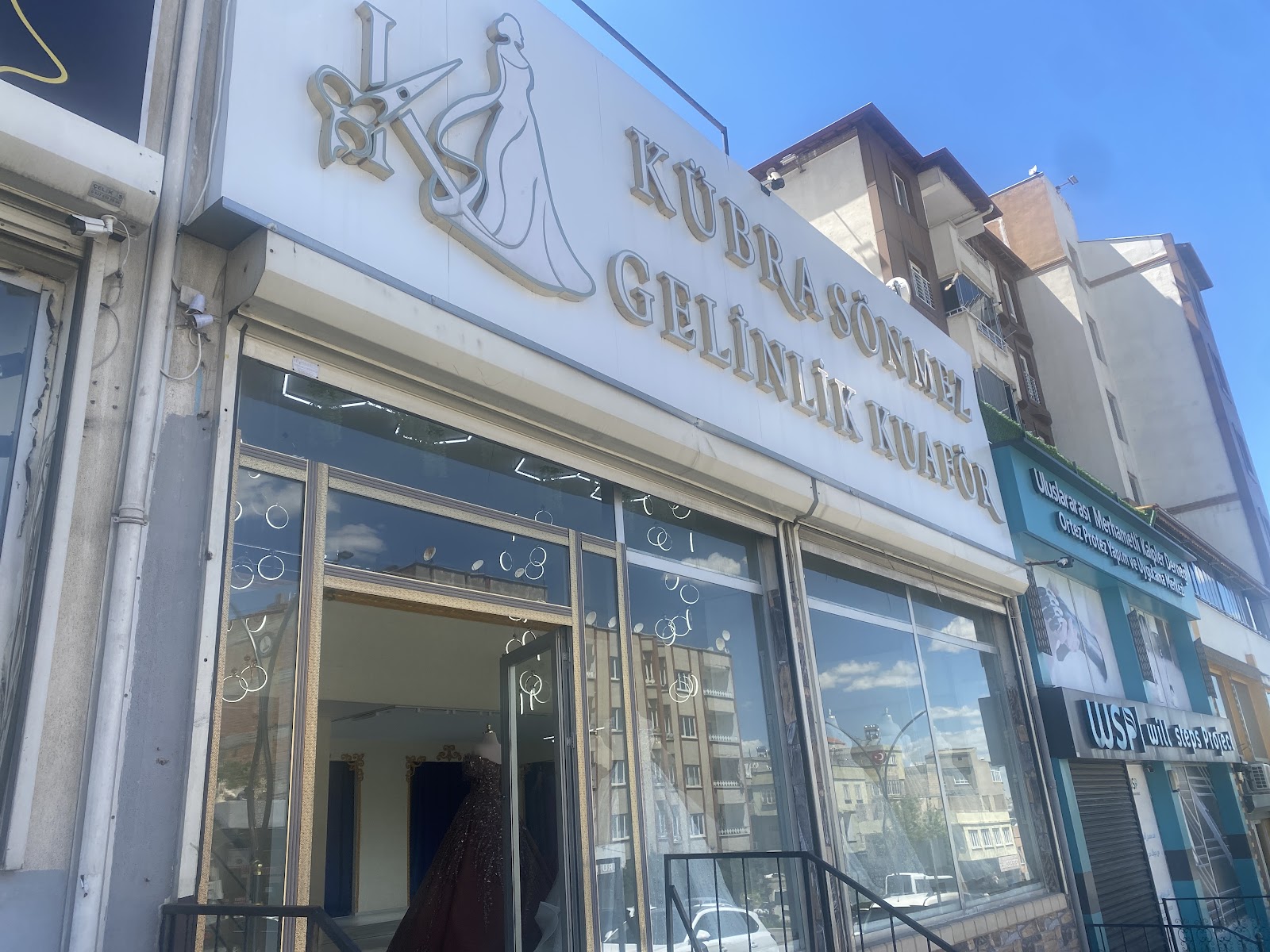 KÜBRA SÖNMEZ GELİNLİK KUAFÖR